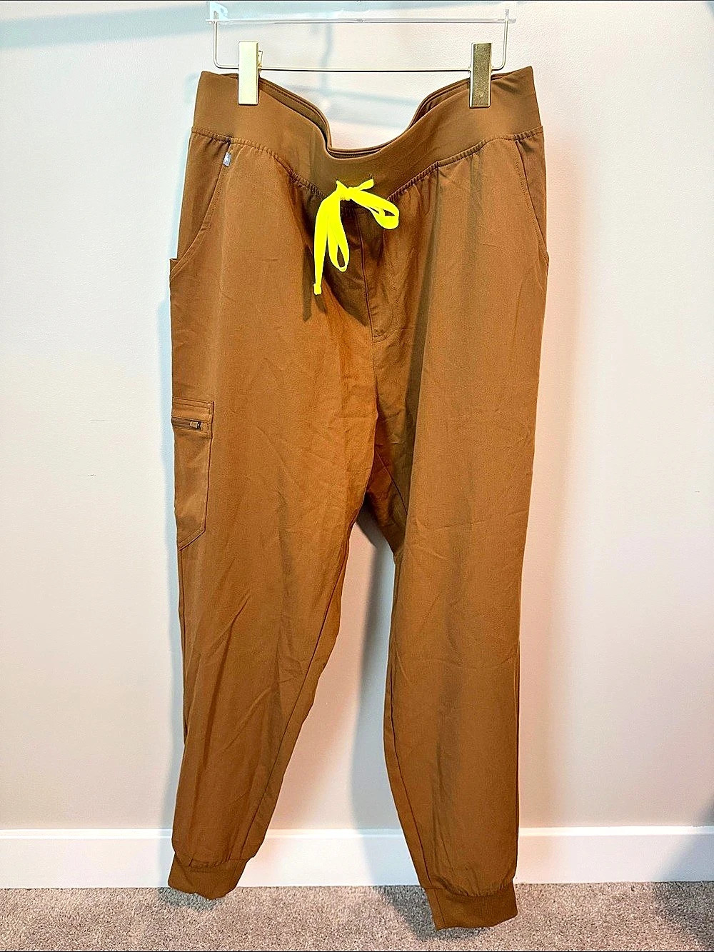 FIGS Zamora Jogger Scrub Pants Cargo Brown